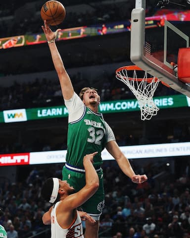 天赋尽显！NBA官方晒今日弗拉格封盖布克的赛场照与球迷分享-NBA新闻