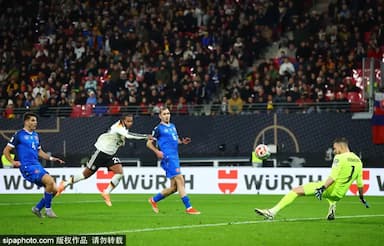 神来一脚！翁达夫背对球门，外脚背凌空撩射破门！_比赛_斯图加特_进球
